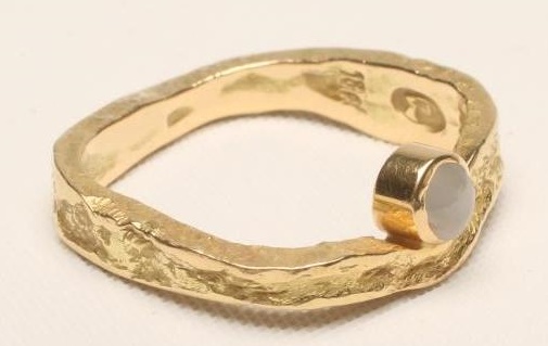 A MODERN 18CT GOLD RING Image