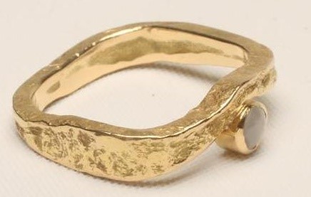 A MODERN 18CT GOLD RING Image