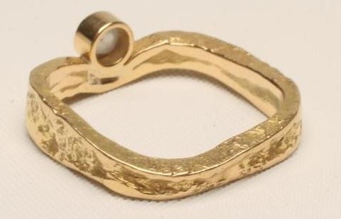A MODERN 18CT GOLD RING Image
