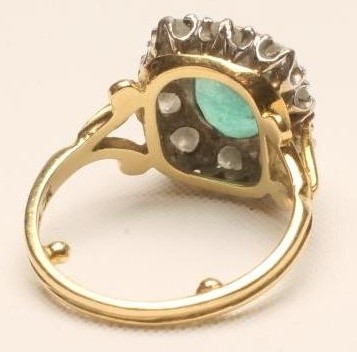 AN EMERALD AND DIAMOND CLUSTER RING Image