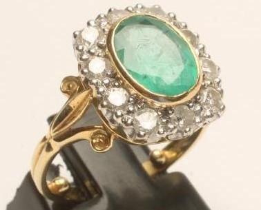 AN EMERALD AND DIAMOND CLUSTER RING Image