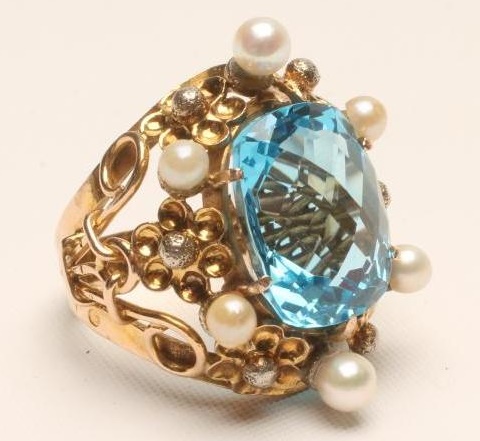 A COCKTAIL RING Image