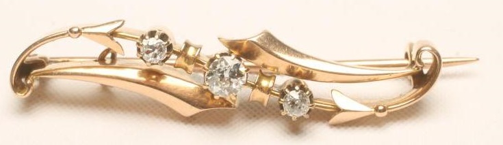 A LATE VICTORIAN DIAMOND BROOCH Image