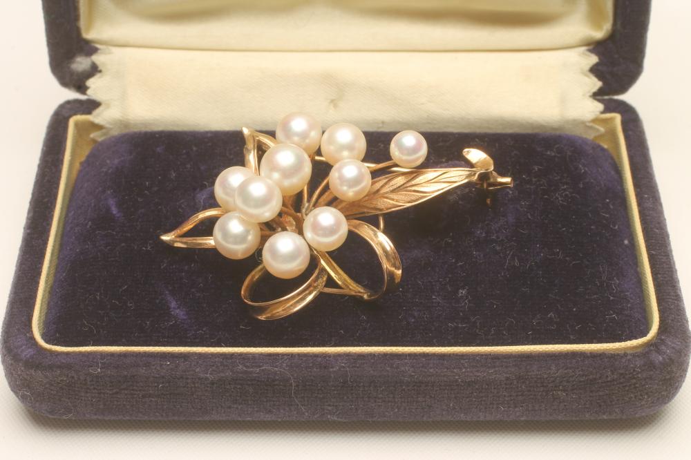 A MIKIMOTO CULTURED PEARL AND 14KT GOLD BROOCH Image
