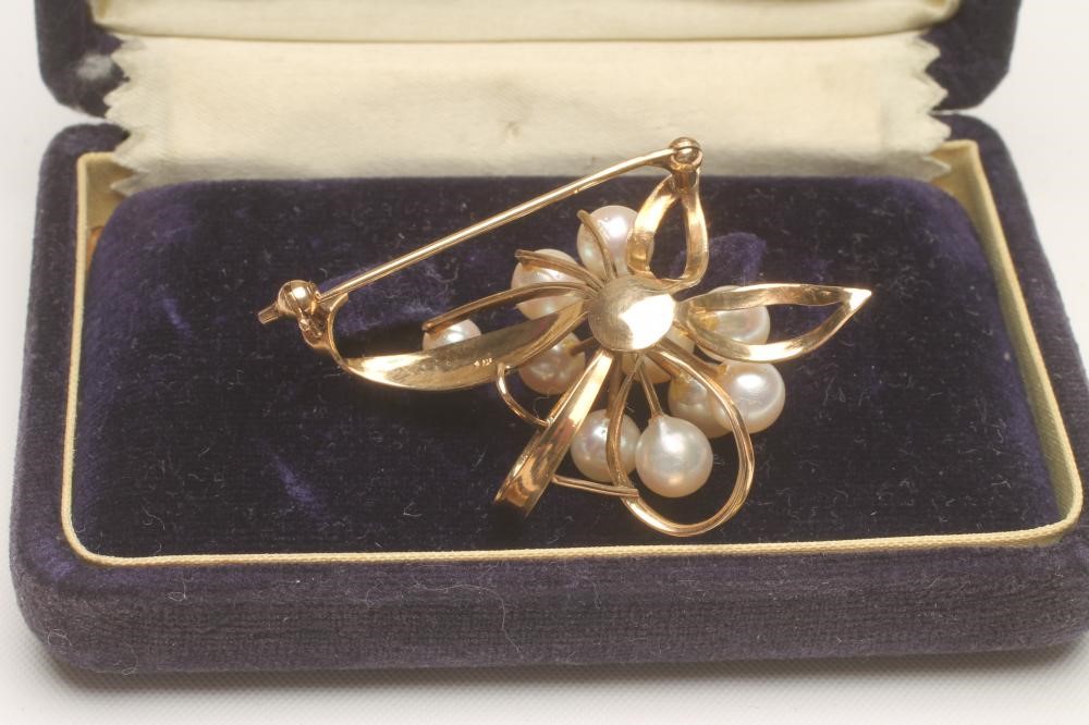 A MIKIMOTO CULTURED PEARL AND 14KT GOLD BROOCH Image