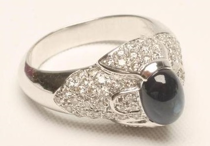 A SAPPHIRE AND DIAMOND RING Image