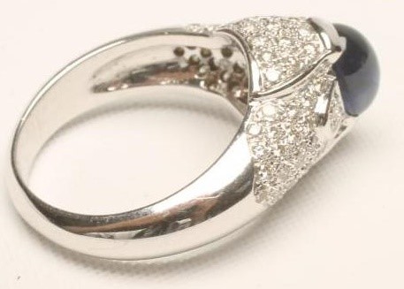 A SAPPHIRE AND DIAMOND RING Image
