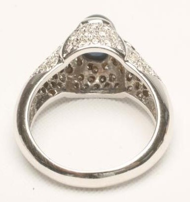 A SAPPHIRE AND DIAMOND RING Image
