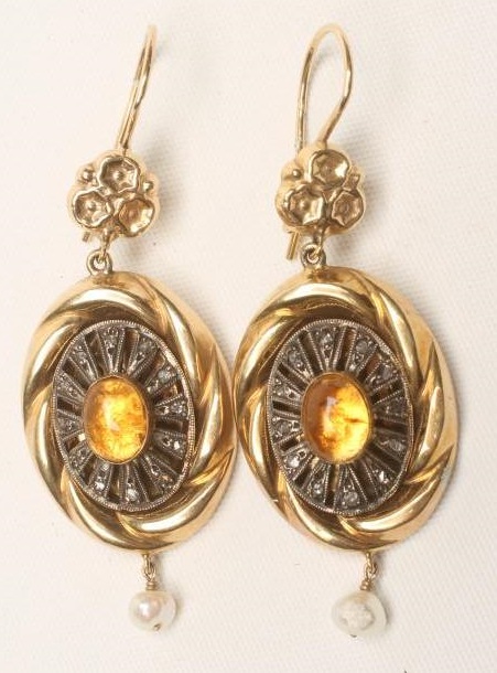 A PAIR OF 14CT GOLD DROP EARRINGS Image
