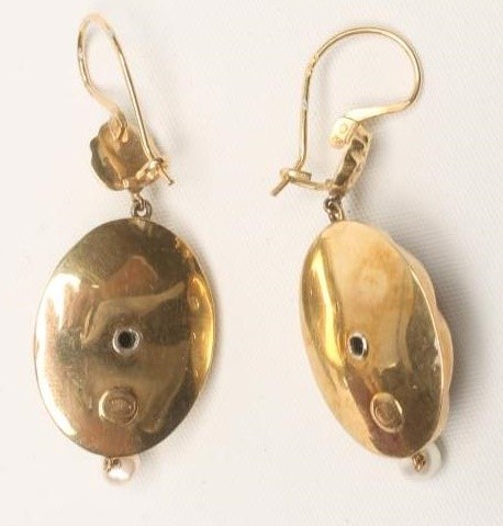 A PAIR OF 14CT GOLD DROP EARRINGS Image
