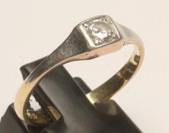 A SOLITAIRE DIAMOND RING Image