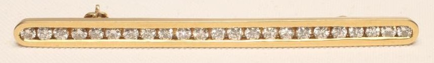 A DIAMOND BAR BROOCH Image