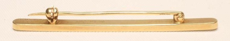 A DIAMOND BAR BROOCH Image