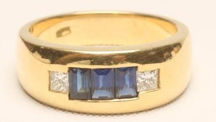 A SAPPHIRE AND DIAMOND BAND RING Image