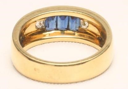A SAPPHIRE AND DIAMOND BAND RING Image