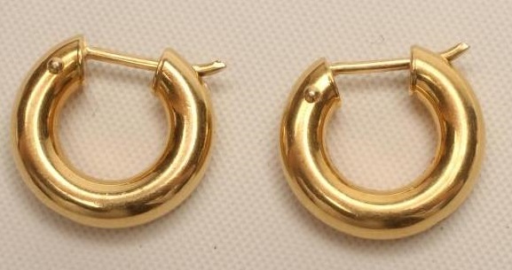 A PAIR OF 18CT GOLD HOOP EARRINGS Image