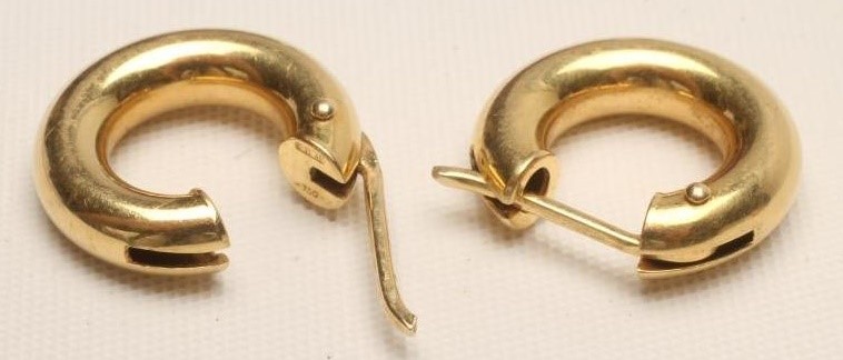 A PAIR OF 18CT GOLD HOOP EARRINGS Image