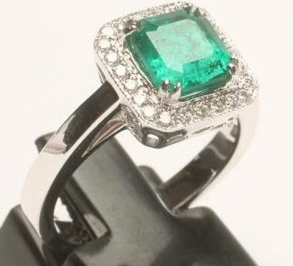 AN EMERALD AND DIAMOND CLUSTER RING Image