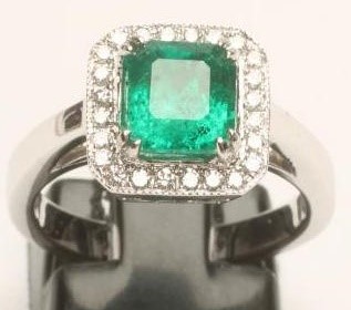 AN EMERALD AND DIAMOND CLUSTER RING Image