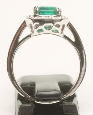 AN EMERALD AND DIAMOND CLUSTER RING Image