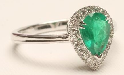 AN EMERALD AND DIAMOND CLUSTER RING Image