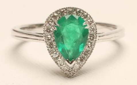 AN EMERALD AND DIAMOND CLUSTER RING Image