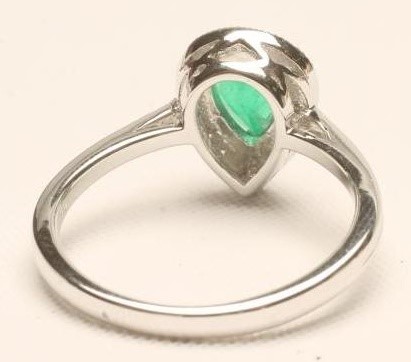 AN EMERALD AND DIAMOND CLUSTER RING Image