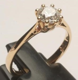 A SOLITAIRE DIAMOND RING Image