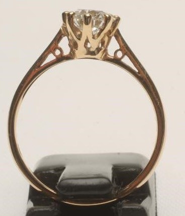 A SOLITAIRE DIAMOND RING Image