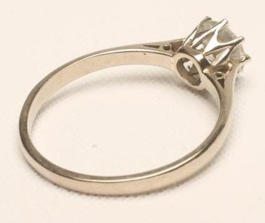 A SOLITAIRE DIAMOND RING Image