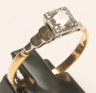 AN ART DECO SOLITAIRE DIAMOND RING Image