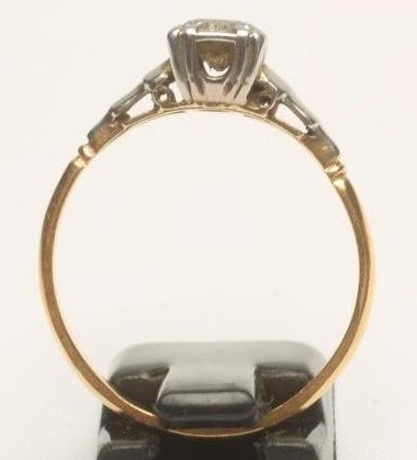 AN ART DECO SOLITAIRE DIAMOND RING Image