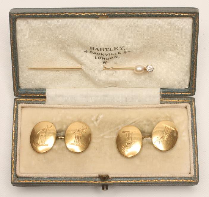 A PAIR OF 18CT GOLD OVAL CUFFLINKS Image