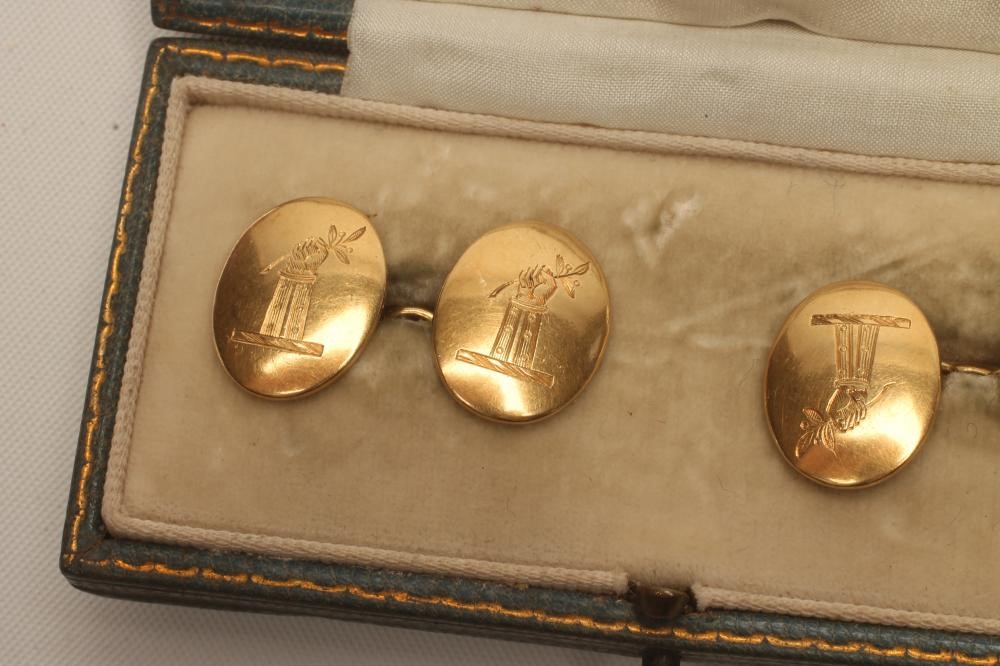 A PAIR OF 18CT GOLD OVAL CUFFLINKS Image