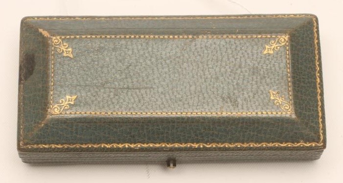 A PAIR OF 18CT GOLD OVAL CUFFLINKS Image