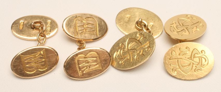 A PAIR OF 18CT GOLD CUFFLINKS Image