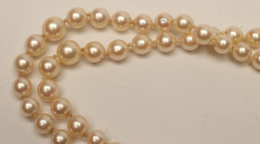 A DOUBLE STRAND CULTURED PEARL NECKLACE Image