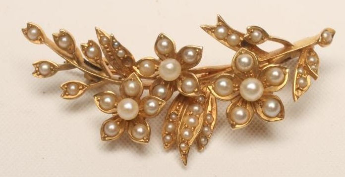 A LATE VICTORIAN GOLD FLOWER SPRAY BROOCH set with seed pearls Image