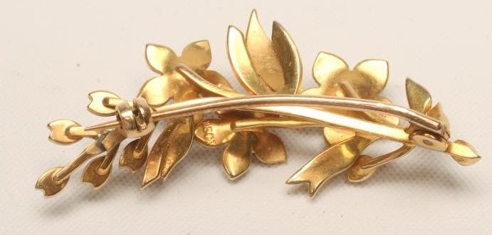 A LATE VICTORIAN GOLD FLOWER SPRAY BROOCH set with seed pearls Image