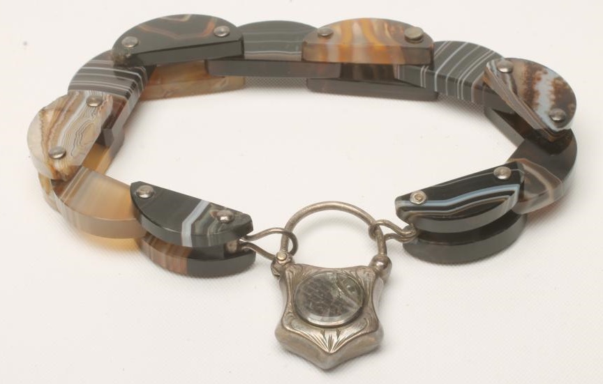 A MID VICTORIAN BANDED AGATE BRACELET Image