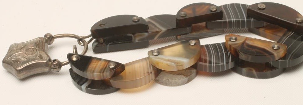 A MID VICTORIAN BANDED AGATE BRACELET Image