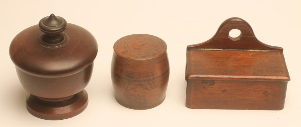 A COLLECTION OF TREEN Image