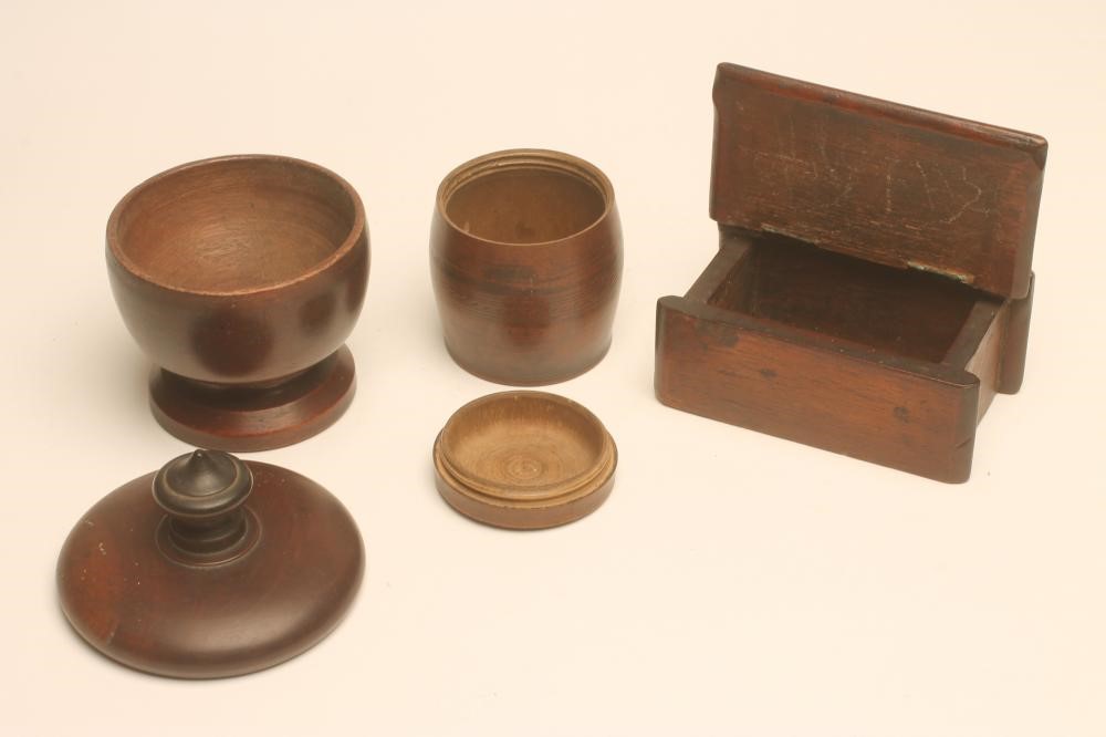 A COLLECTION OF TREEN Image