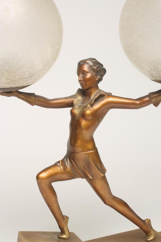 AN ART DECO BRONZED SPELTER FIGURAL TABLE LAMP Image