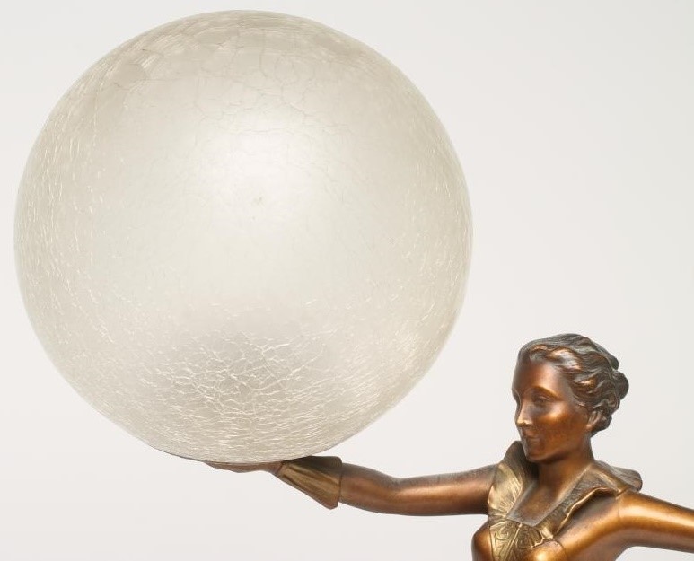 AN ART DECO BRONZED SPELTER FIGURAL TABLE LAMP Image