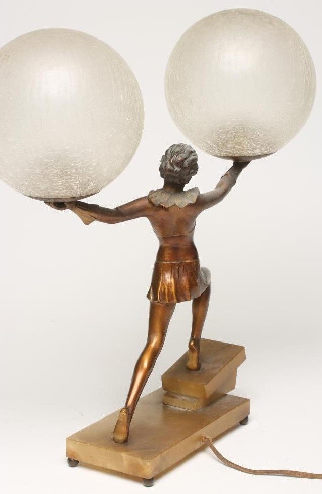 AN ART DECO BRONZED SPELTER FIGURAL TABLE LAMP Image