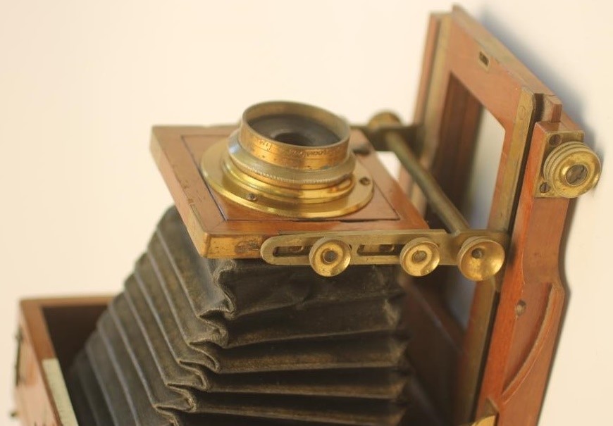 A THORNTON PICKARD TIME & INSTANTANEOUS QUARTER PLATE FIELD CAMERA Image