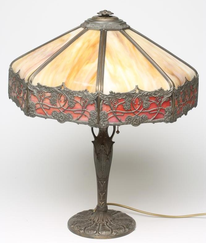 A TIFFANY STYLE GILT METAL TABLE LAMP Image
