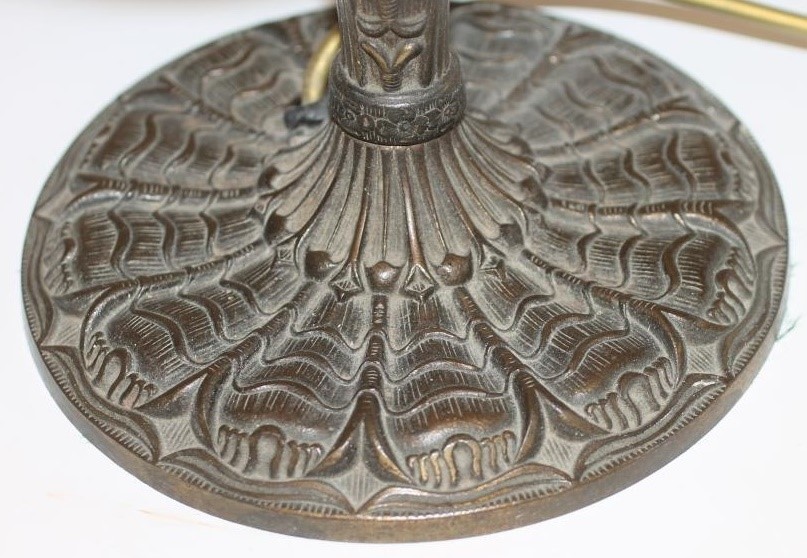 A TIFFANY STYLE GILT METAL TABLE LAMP Image