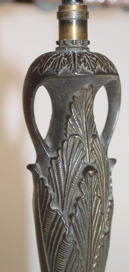 A TIFFANY STYLE GILT METAL TABLE LAMP Image